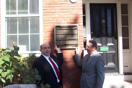 Jonathan C. Felt, great-great-grandson of Nathaniel H. Felt, and Kim R. Wilson, the chairman of the MHSF, hold up the plaque at the Nathaniel Felt Home. Photo courtesy Fred E. Woods