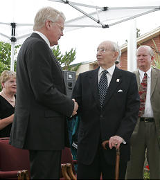 Icelandic President Olafur Ragnar Grimsson shakes hands with LDS President Gordon B. Hinckley after rededication ceremony. Photo by Jason Olsen, Deseret Morning News