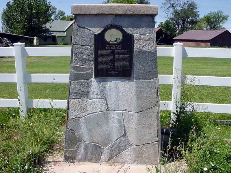 Monument identifying the site of the Thomas Roueche home. Photo by Kenneth Mays.