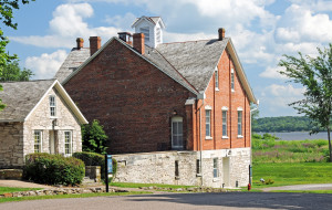 Nauvoo House and Lewis Bidamon's riding stable (left). Photo by Kenneth Mays.