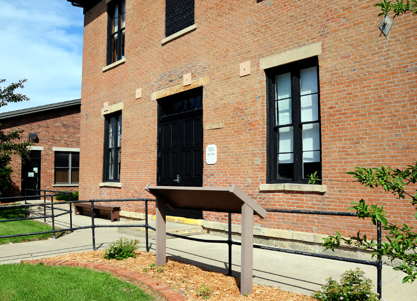 Keosaugua Courthouse, Van Buren County, Iowa. Photo by Kenneth Mays.